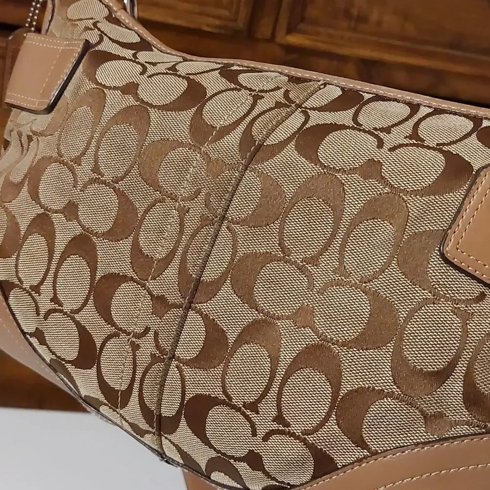 Coach Logo Signature Hamptons Hobo Bag F07077